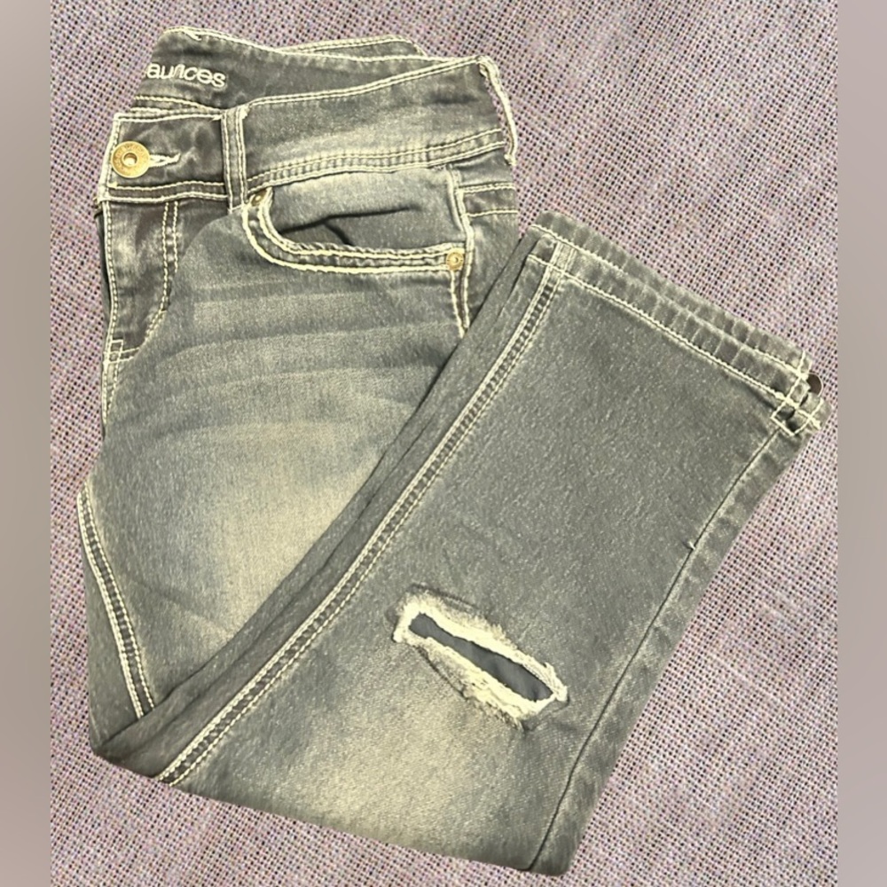 Maurices Cropped Capri Jeans Size Medium Denim  Distressed Mid Rise Stretch